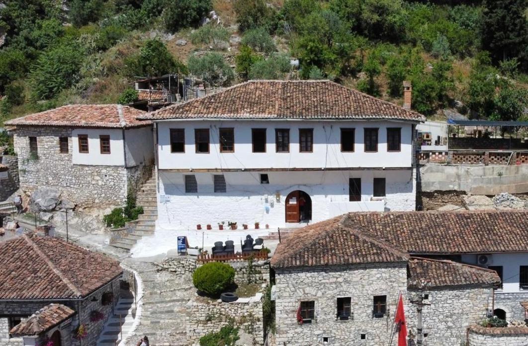 Guest House Lion Berat Exterior photo