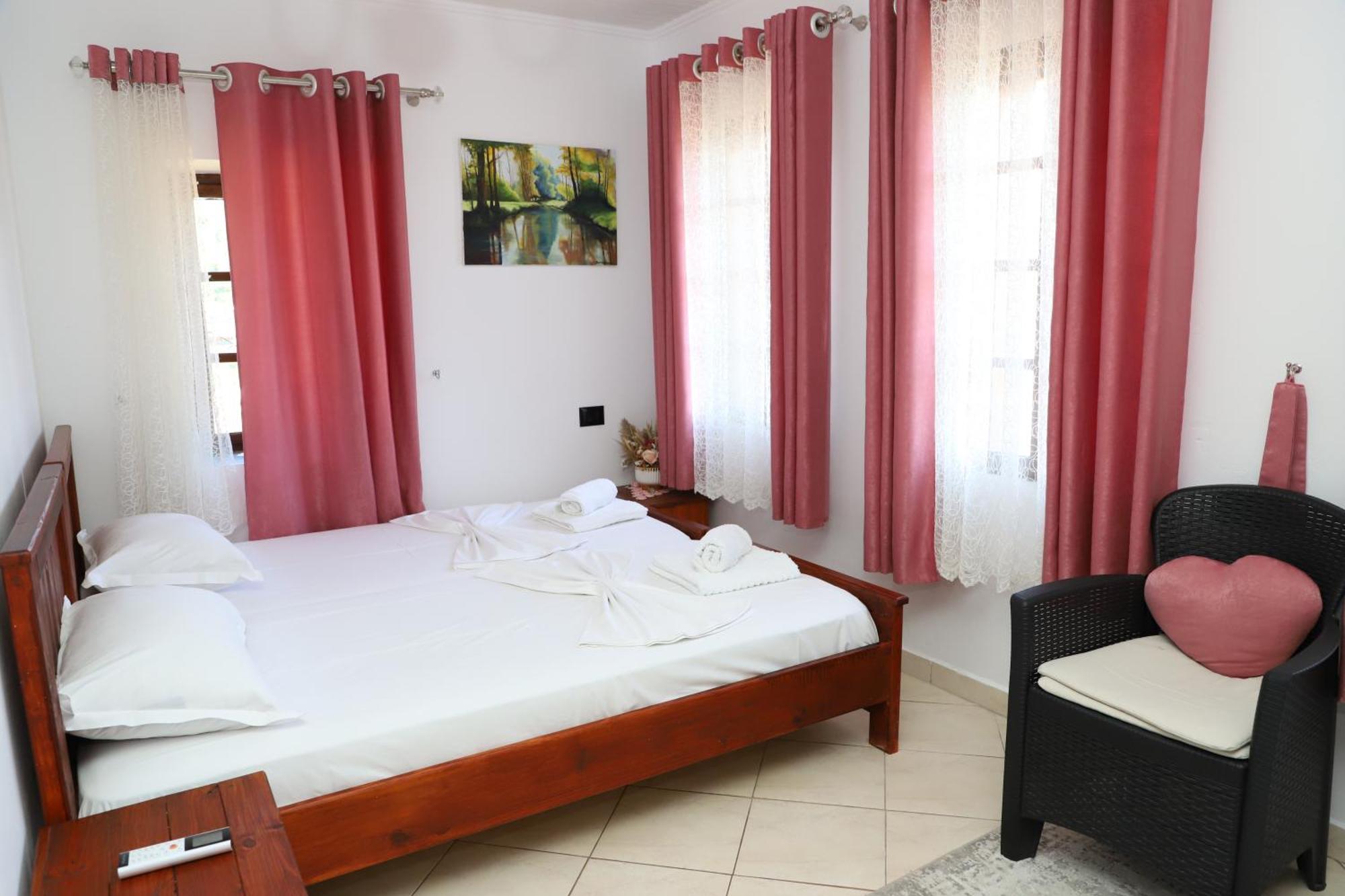 Guest House Lion Berat Exterior photo