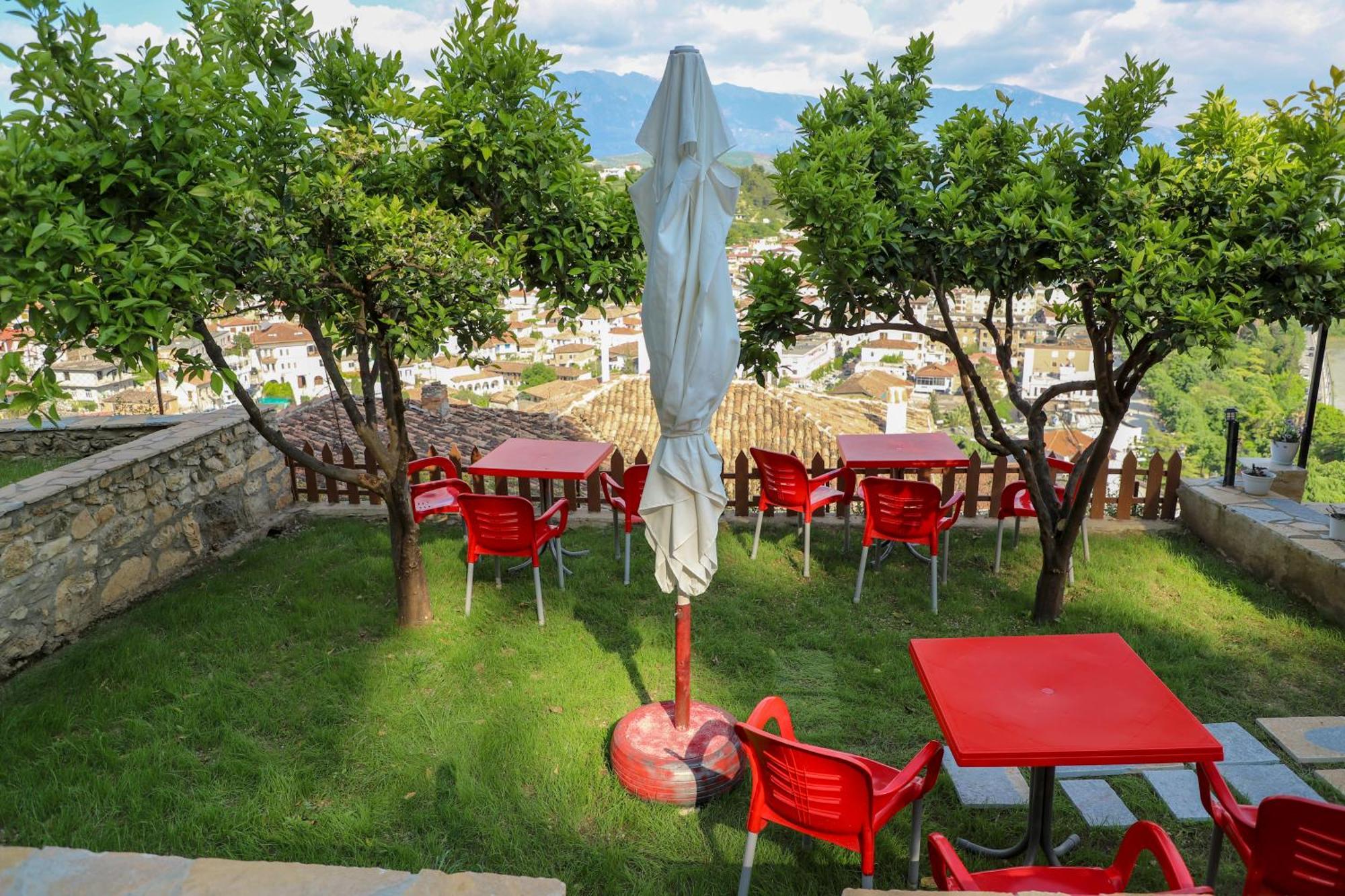 Guest House Lion Berat Exterior photo